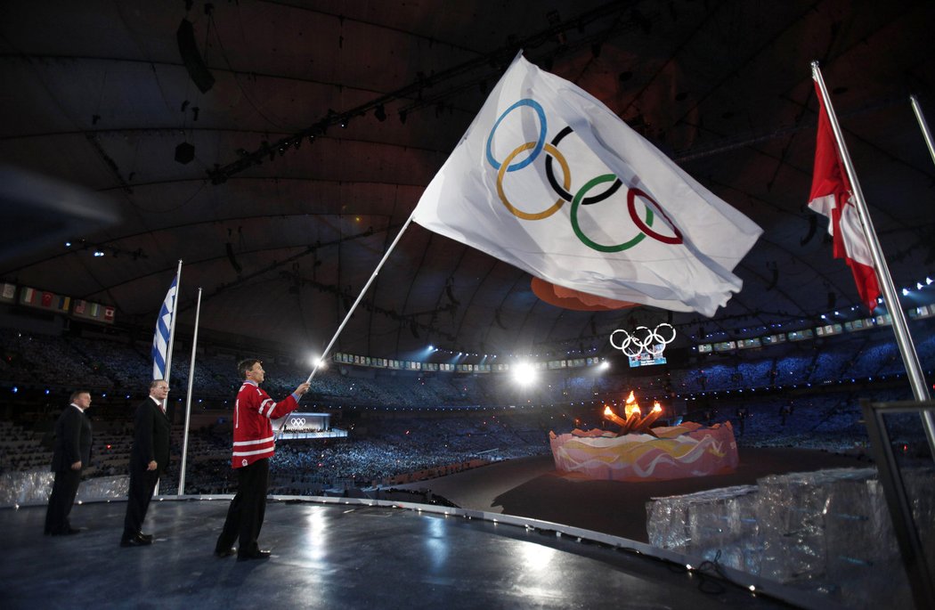 Starosta Vancouveru Gregor Robertson předá olympijskou vlajku šéfovi MOV, který pošle štafetu do Soči