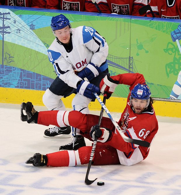 Jaromír Jágr v souboji s Miettinenem Jaromír Jágr v souboji s Miettinenem