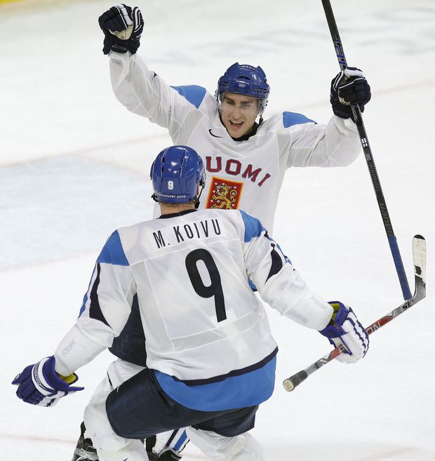 Valteri Filpula a Mikko Koivu se radují z druhého gólu do české sítě Valteri Filpula a Mikko Koivu se radují z druhého gólu do české sítě