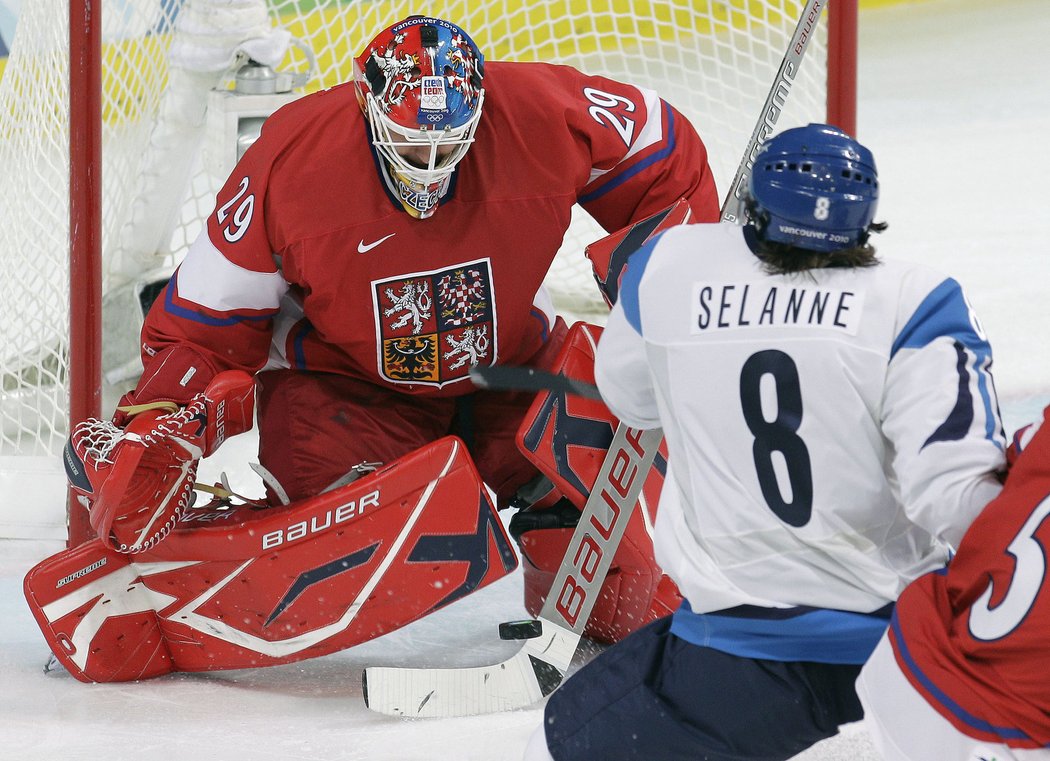 Tomáš Vokoun zasahuje proti Teemu Selannemu