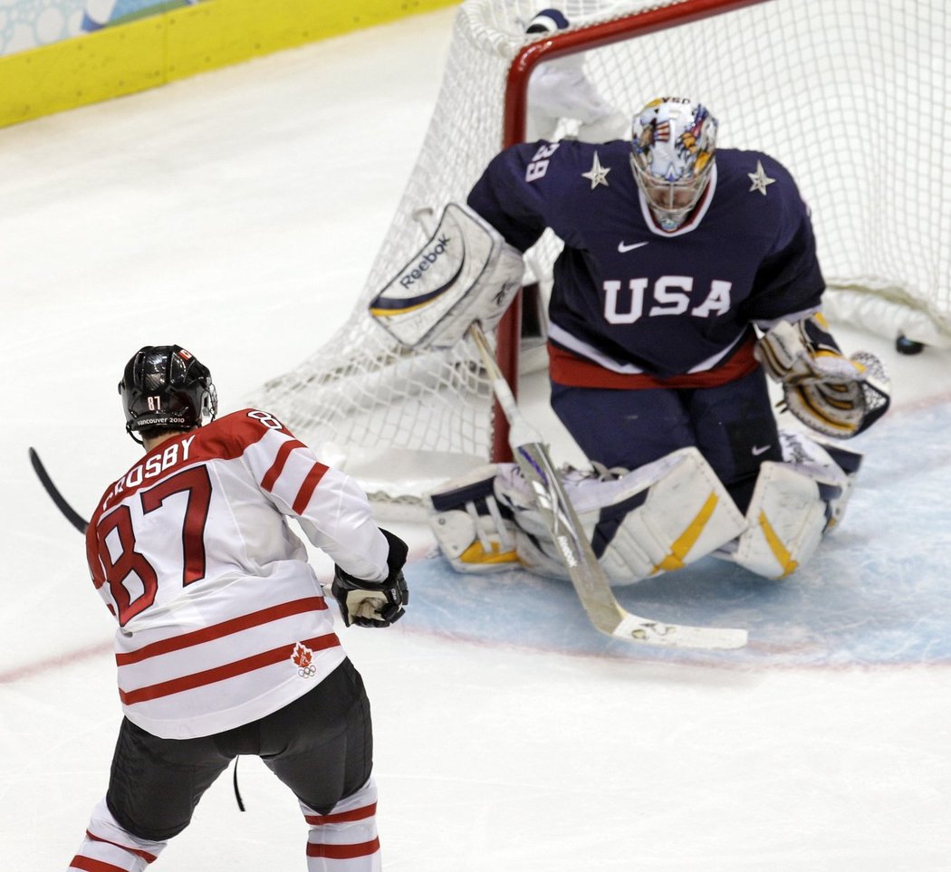 Sidney Crosby střílí americkému brankáři Millerovi rozhodující gól olympijského finále