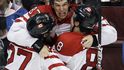 Drew Doughty a Chris Pronger se vrhají na Sidneyho Crosbyho po zlatém gólu ve finále olympiády