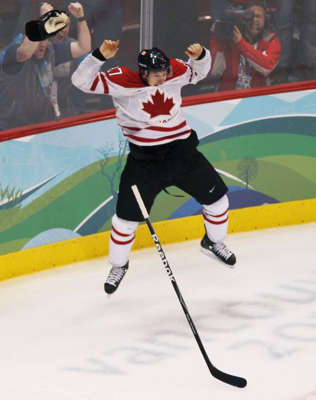 Sidney Crosby se raduje z rozhodujícího gólu ve finále olympijských her Sidney Crosby se raduje z rozhodujícího gólu ve finále olympijských her