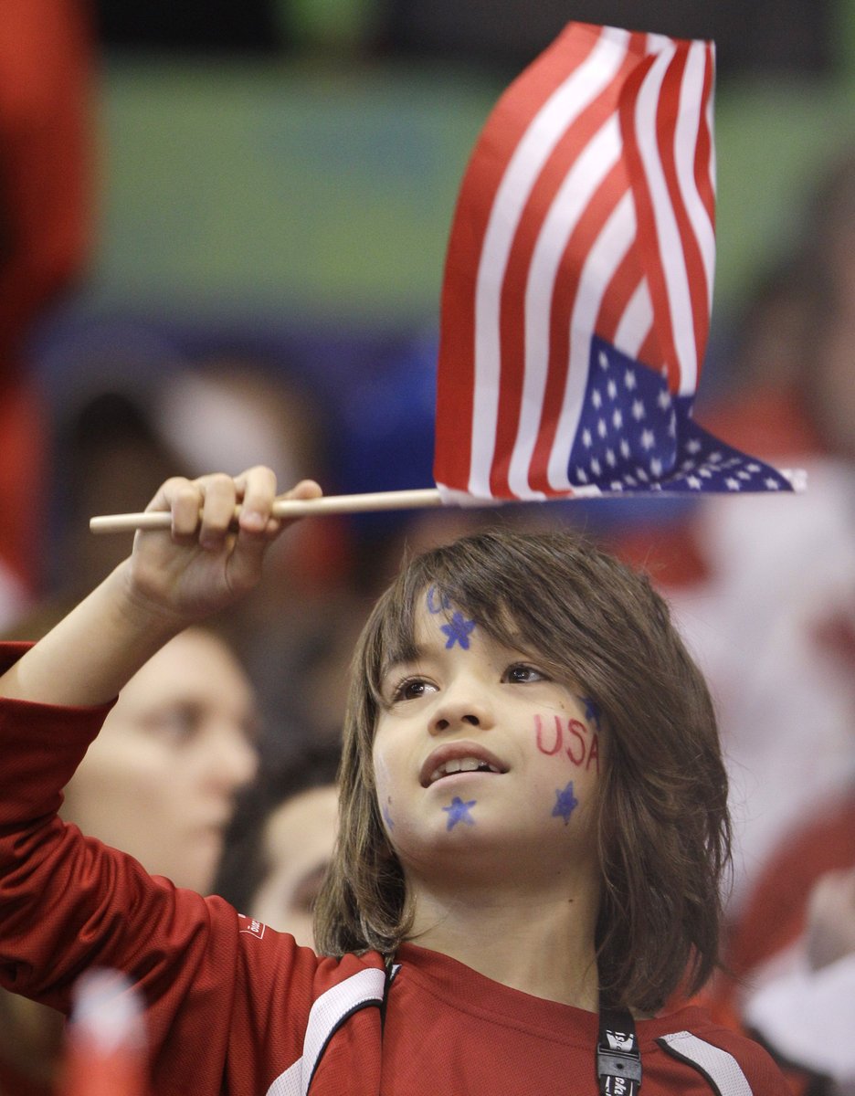 Malý fanoušek podporuje Spojené státy ve finále olympiády
