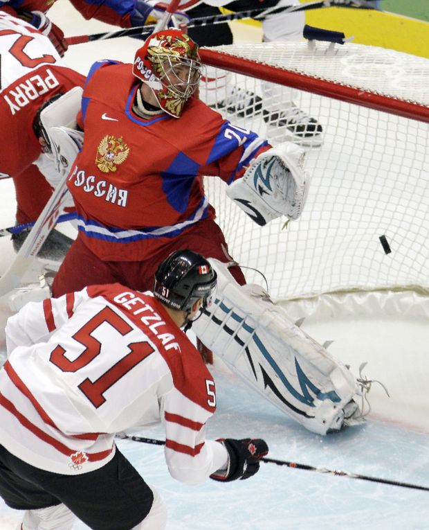 Ryan Getzlaf dává gól do sítě ruského brankáře Jevgenije Nabokova Ryan Getzlaf dává gól do sítě ruského brankáře Jevgenije Nabokova