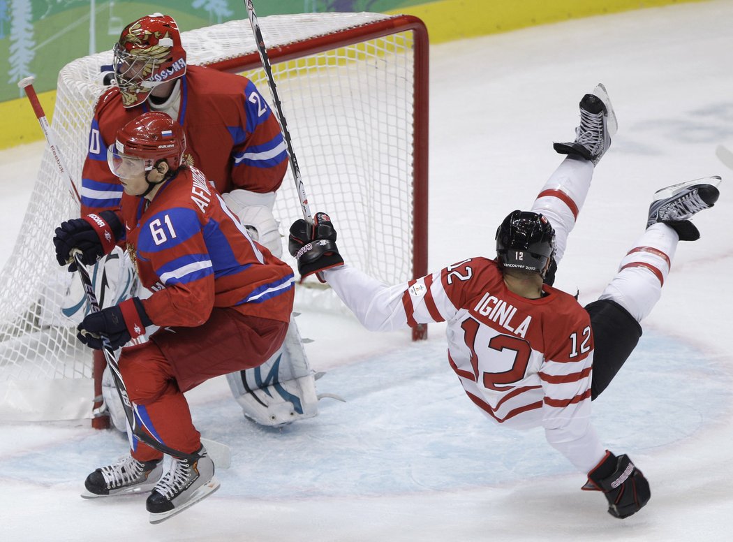 Jarome Iginla padá před brankou Jevgenije Nabokova