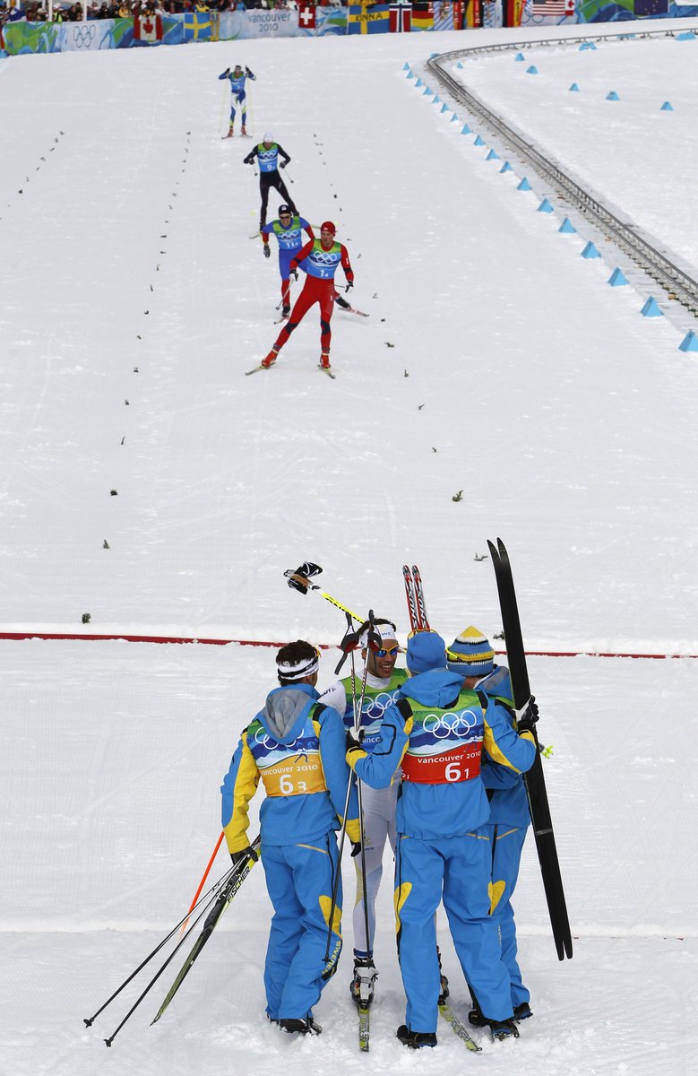 Švédská štafeta slaví zlato, do cíle dojíždí Petter Norhug a třetí Martin Koukal