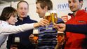 Rychlobruslařka Martina Sáblíková a členové bronzové běžecké štafety (zleva) Lukáš Bauer, Martin Koukal a Jiří Magál si připíjejí po svém příletu ze zimních olympijských her ve Vancouveru