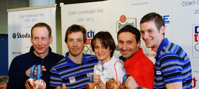 Zleva Lukáš Bauer, Martin Koukal, Martina Sáblíková, Jiří Magál a Martin Jakš pózují se svými medailemi