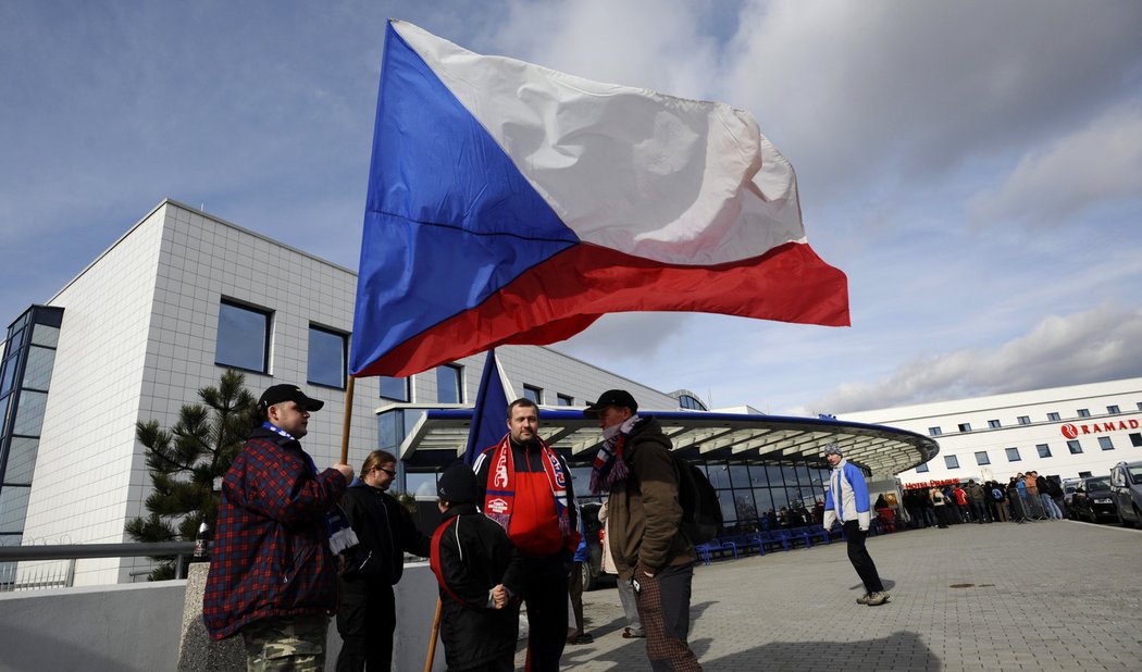 První fanoušci čekají na ruzyňském letišti na přílet Martiny Sáblíkové a dalších českých olympioniků