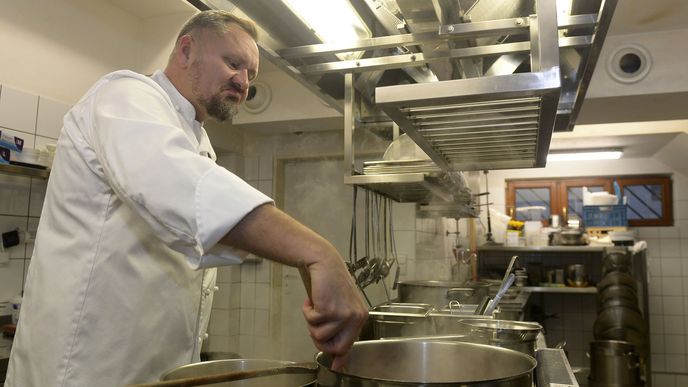 Podle šéfkuchaře Miroslava Kaliny dnes v dobré restauraci nikdo nemůže hledat polední menu za 150 korun.
