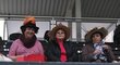 Další skupinka žen se zajímavými klobouky.