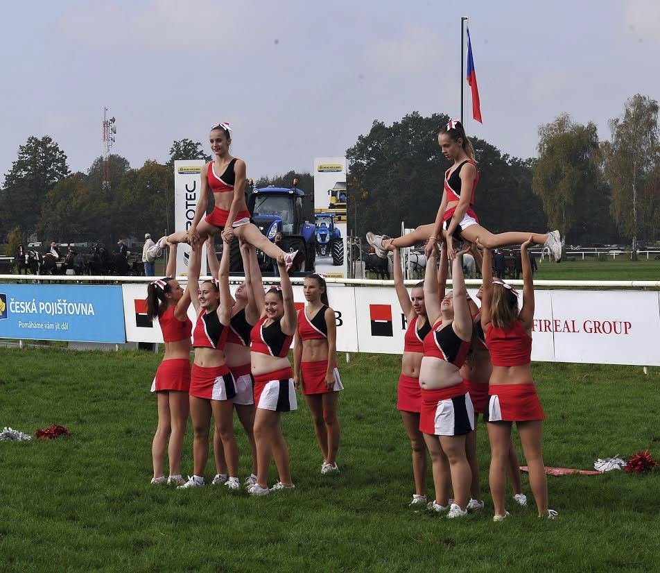 Na Velkou pardubickou dorazily také roztleskávačky