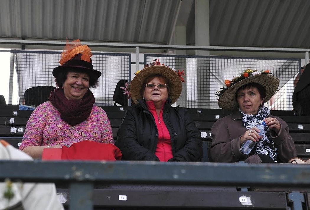 Další skupinka žen se zajímavými klobouky.