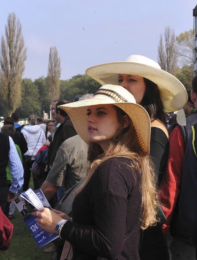 Na Velkou pardubickou si řada žen oblékla slušivé klobouky