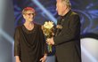 Věra Čáslavská a bývalý hokejista Jiří Holík při vyhlášení ankety Sportovec roku 2015 Věra Čáslavská a bývalý hokejista Jiří Holík při vyhlášení ankety Sportovec roku 2015