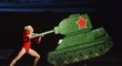 Symbolický souboj Věry Čáslavské se sovětským tankem v podání baletu Národního divadla