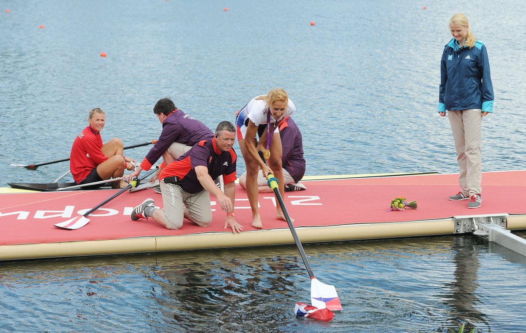 Mirce Knapkové hodili před slavnostním ceremoniálem vlajku, ale musela si ji vylovit