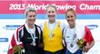Stříbrná Emma Twiggová z Nového Zélendu, vítězka Kim Crowová a bronzová Miroslava Knapková po finále skifařek na MS v Jižní Koreji