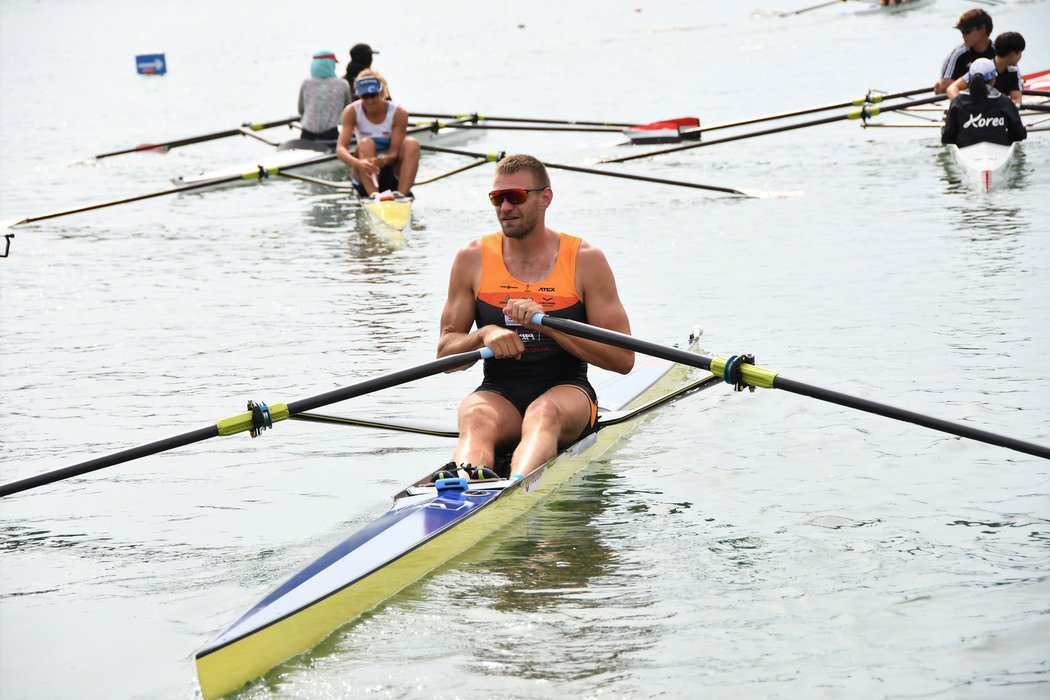 Ondřej Synek na skifu, na olympiádě ale hodlá jet s Jakubem Podrazilem