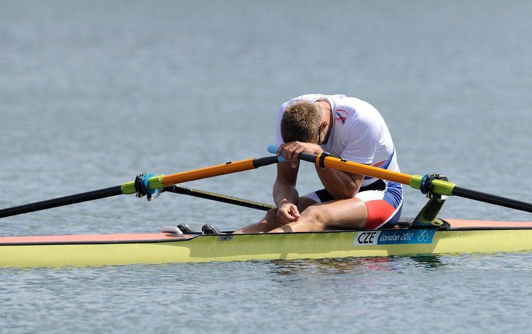 Vyčerpaný Synek po náročné finálové jízdě na olympiádě v LOndýně, kde vybojoval stříbro