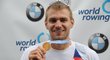 Skifař Ondřej Synek se chlubí svou třetí zlatou medailí z mistrovství světa