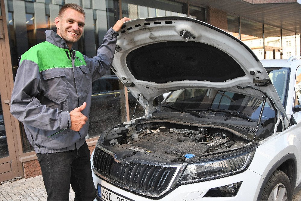 Ondřej Synek prohrál sázku a bude z něj automechanik, už nafasoval montérky