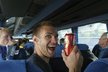 Ondřej Synek s plechovkou &#34;limonády&#34; v dukláckém autobuse při návratu ze zlatého MS veslařů v Amsterodamu