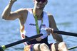 Skifař Ondřej Synek získal bronz na olympijských hrách v Riu de Janeiro. S bronzem na krku se raduje přímo na skifu.