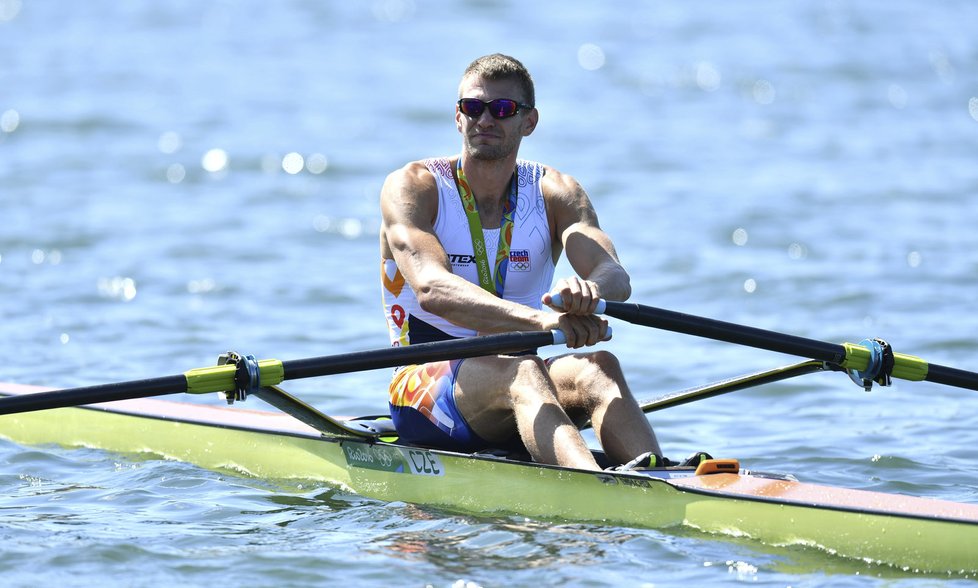 S medailí na skifu si užíval olympijskou radost Ondřej Synek. Ve finále skončil třetí a bral bronz.