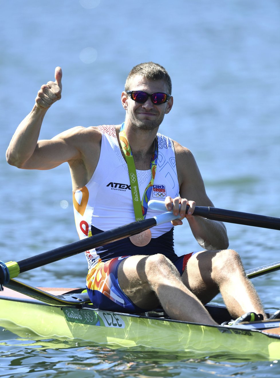 Skifař Ondřej Synek získal bronz na olympijských hrách v Riu de Janeiro. S bronzem na krku se raduje přímo na skifu.