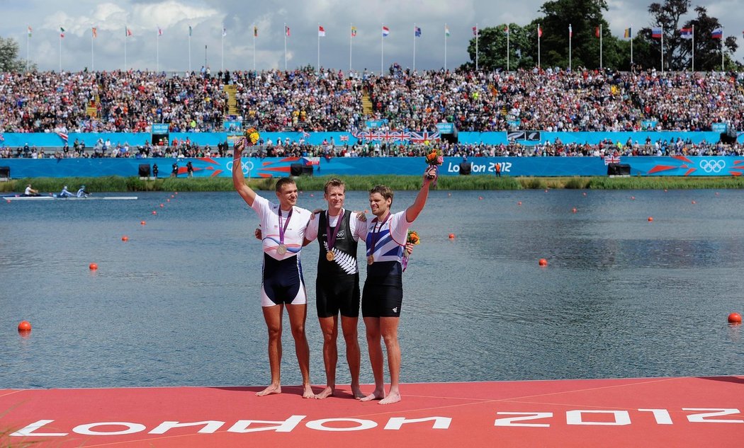 Nejlepší trojice veslařského skifu na olympiádě v Londýně, vlevo stříbrný Ondřej Synek