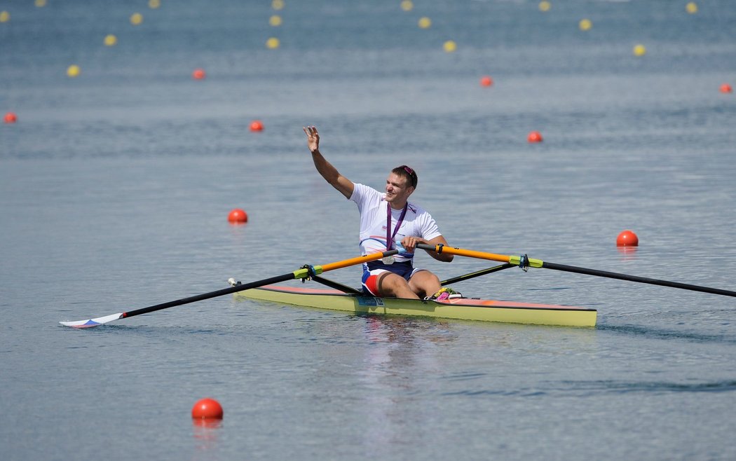 Ondřej Synek zdraví fanoušky před veslařským finále na olympiádě v Londýně