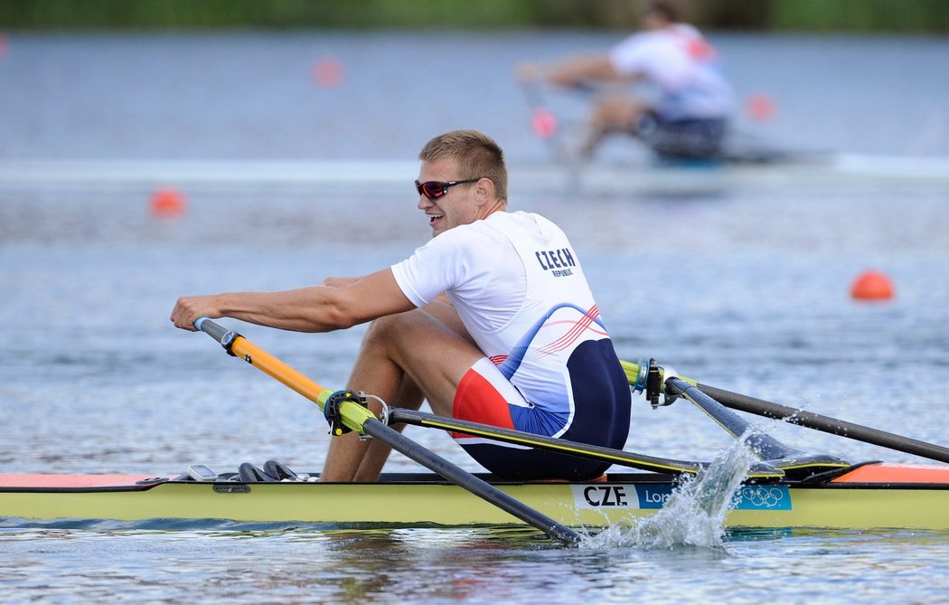 Ondřej Synek během finálového závodu mužského skifu