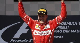 Vettel vyhrál v Maďarsku. Před pauzou vede před Hamiltonem o 14 bodů