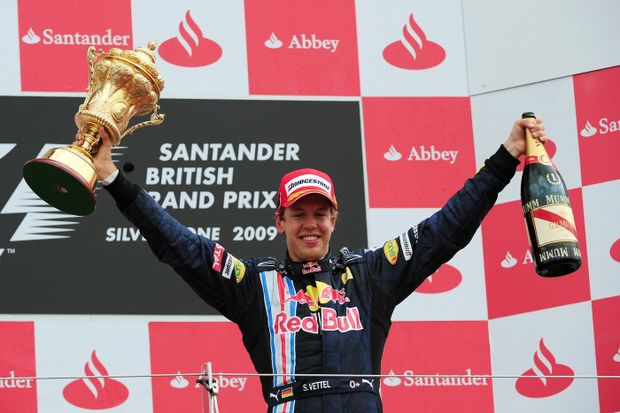 Sebastian Vettel na snímku z roku 2009 po výhře ve Velké ceně Británie Sebastian Vettel na snímku z roku 2009 po výhře ve Velké ceně Británie