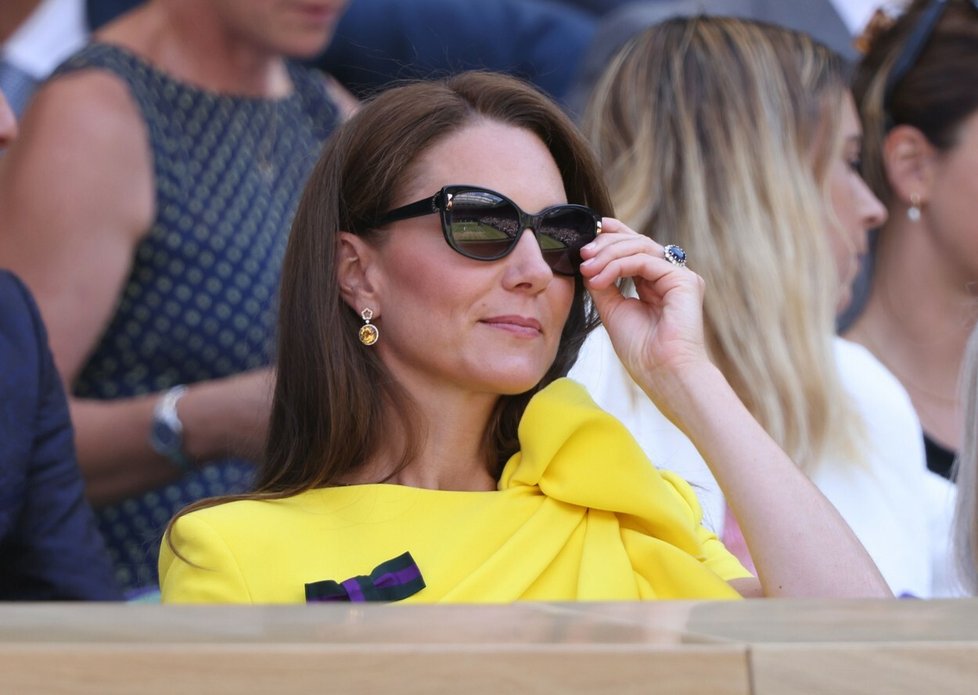 Vévodkyně Kate předala trofej po ženském finále Wimbledonu Jeleně Rybakinové