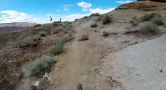 VIDEO: Nebezpečný skok přes kaňon na horském kole