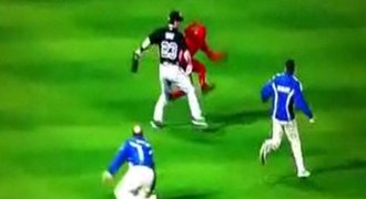 VIDEO: Jak baseballista podkopnul kondom