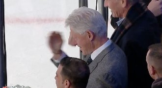 VIDEO: Bývalý prezident Clinton chytil puk a zasalutoval jako Jágr