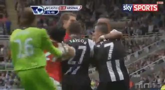 Newcastle vs. Arsenal: Místo gólů rvačka a vyloučení!