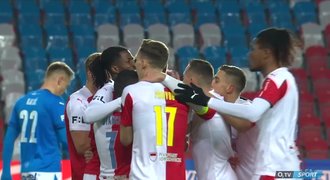 SESTŘIH: Slavia – Baník 2:1. Vítězný gól dal Stanciu, Fillo brzy vyloučen