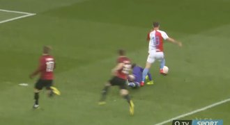 Sudí vysvětlili (ne)penalty v derby: Špatný záběr. Na Součkovi Hrubeš trvá