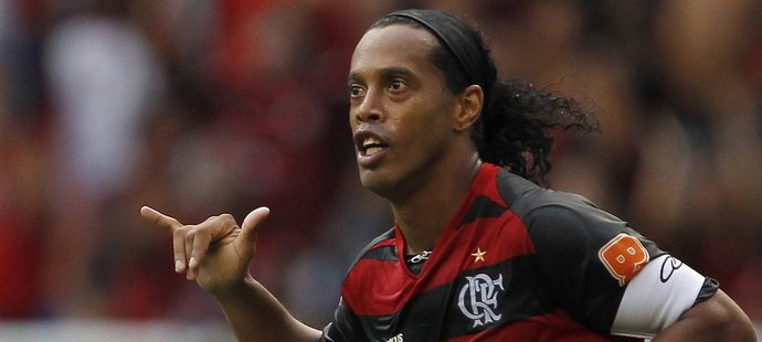 Brazilský kouzelník Ronaldinho se raduje z gólu do branky Avia.