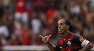 Ronaldinho opět válí: Jeho poslední lahůdkou byl gól přímo z rohu
