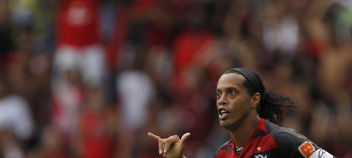 Brazilský kouzelník Ronaldinho se raduje z gólu