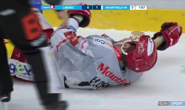 Liberec - Mountfield HK: Koukala poslal tvrdě na mantinel Vlach, předtím Gríger trefil tyč