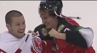 VIDEO: Bitkaři se v KHL mlátili do hlavy a přitom se smáli