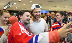 Přílet bronzových hrdinů. Snad nebudeme čekat dalších deset let, věří Hertl