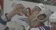 VIDEO: Hokejista ukázal, že neumí pít z lahve
